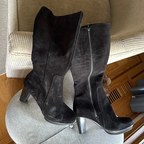 La Canadienne Elegant Black Knee-High Women's Boots - Picture 10 of 10